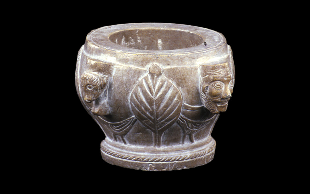 Mortaio istoriato con quattro mascheroni