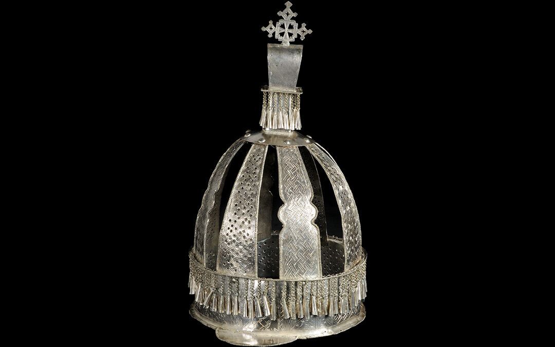 Pierced and chiselled crown, surmounted by Coptic cross