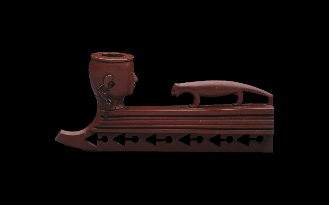 Fornello di pipa con volto umano e visone americano (Mustela vison)