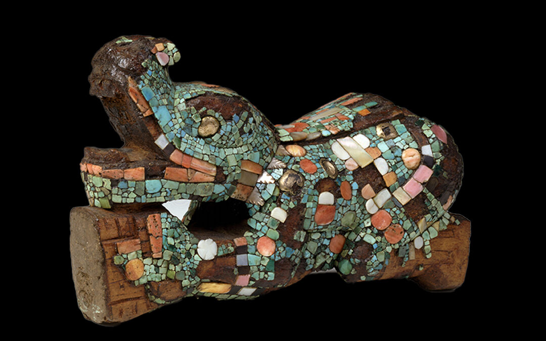 Manico di coltello in legno in forma di quadrupede fantastico