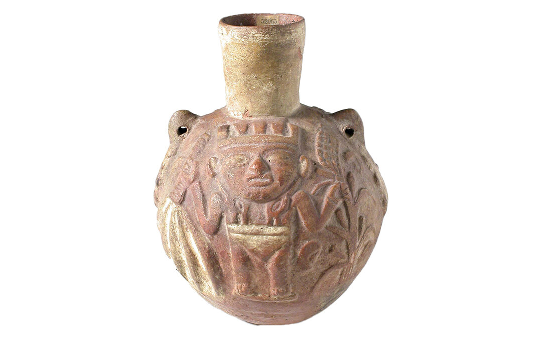 Vaso con divinità che regge in mano una pianta di mais e di manioca