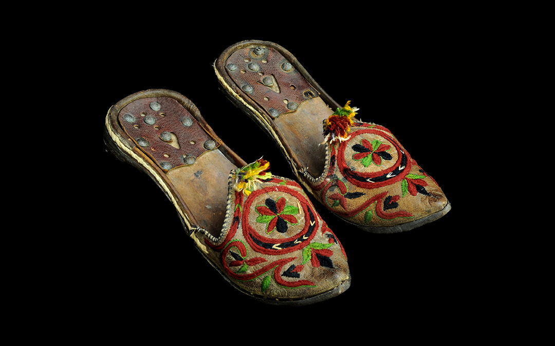 Pair of multi-coloured embroidered slippers for women with European-style sole and heel