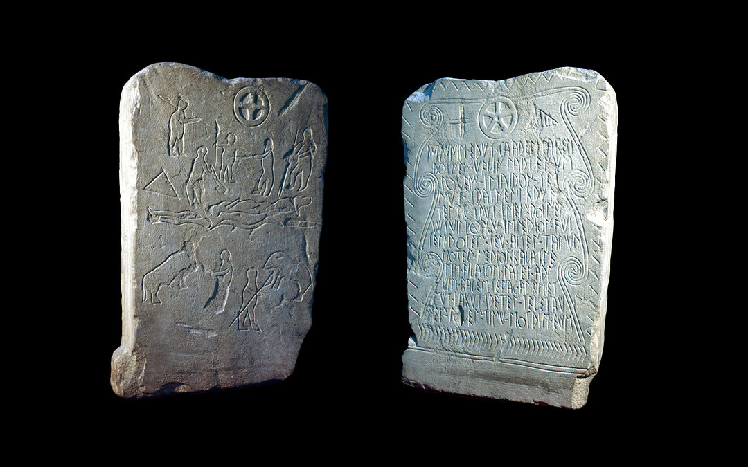 Stele decorata su una faccia da una scena figurata incisa, sull’altra da un’iscrizione in alfabeto piceno su 12 righe