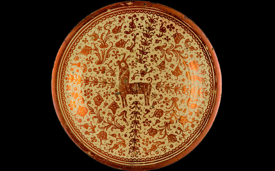 Bacino con quadrupede su arabeschi