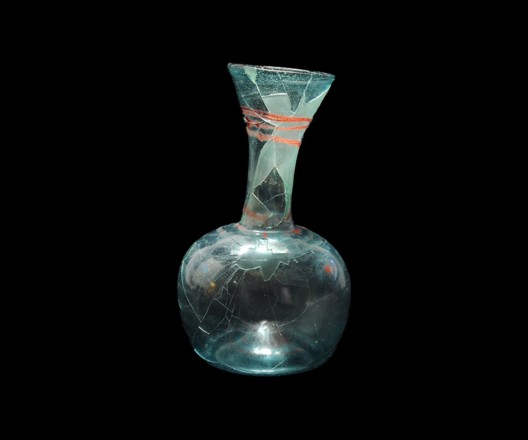 Bottiglia in vetro soffiato azzurro, tomba 25, Castel Trosino, inv. 3478