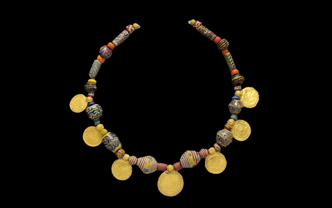 Collana con grani di pasta vitrea e monete auree