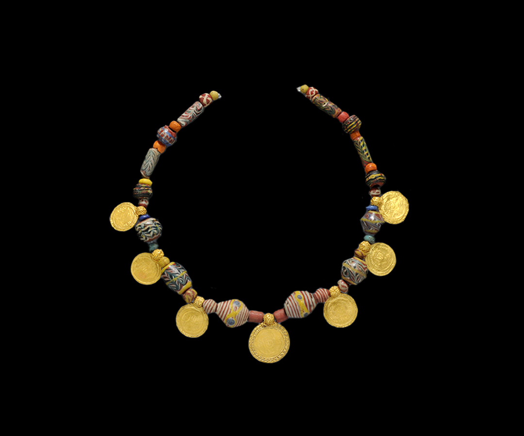 Collana con sette solidi bizantini, Tomba 7, Castel Trosino, inv. 1304R copia