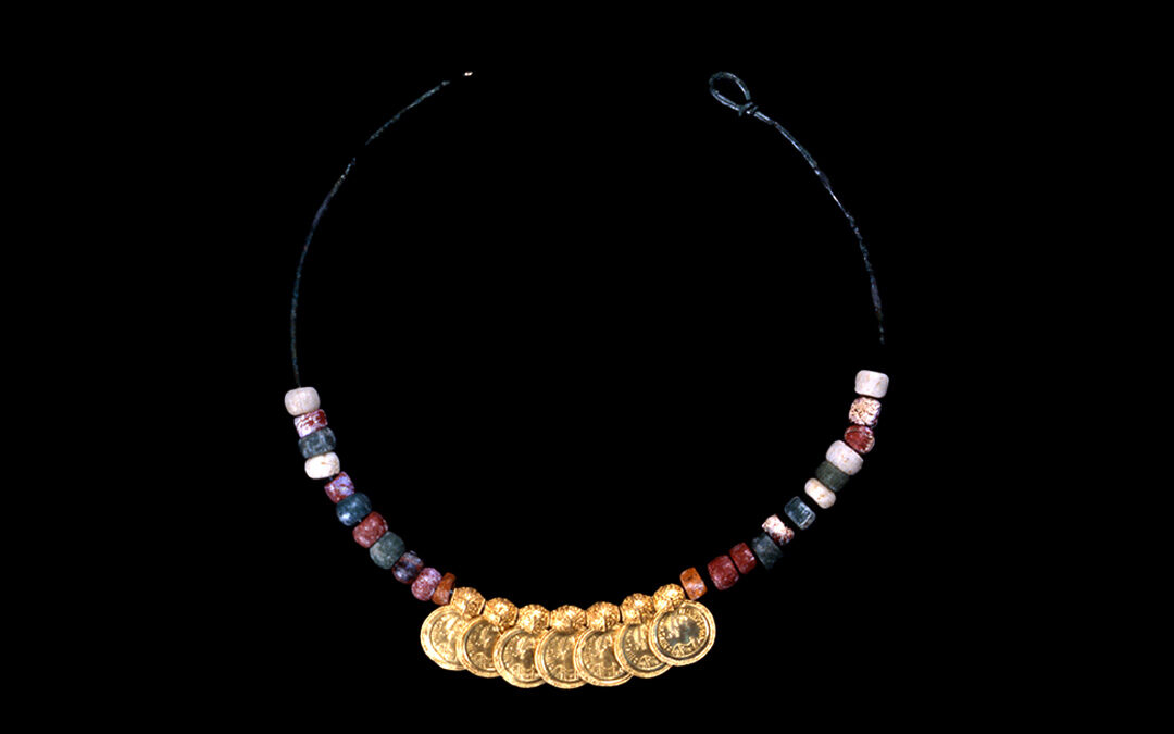 Collana con pasta vitrea, corallo e monete auree