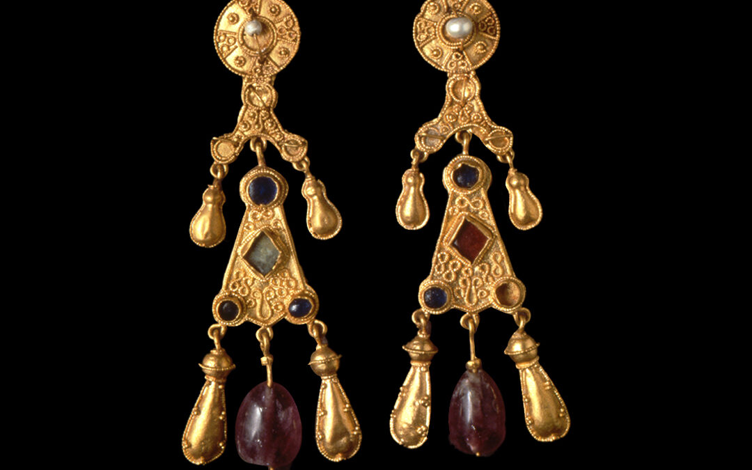 Coppia di orecchini in oro con pendenti in oro e ametista, con inserti di ametista e pasta vitrea