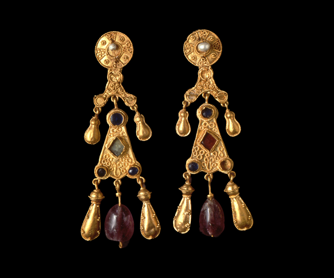 Coppia di pseudoorecchini con ametiste, Tomba S, Castel Trosino, inv. 1276a-b