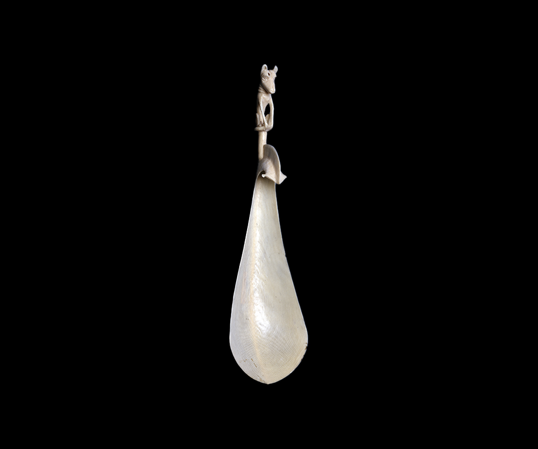 Cucchiaio in avorio, Bini, Nigeria, Inv MPE 179859