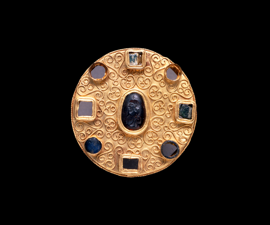 Fibula a disco in oro, Tomba 16, Castel Trosino, Inv. 1329