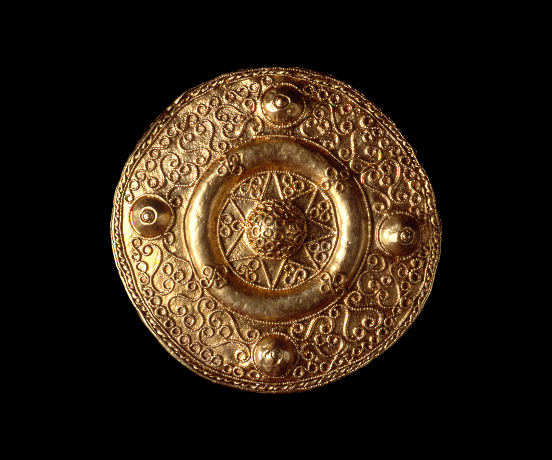 Fibula a disco in oro, Tomba 7, Castel Trosino, Inv. 1308