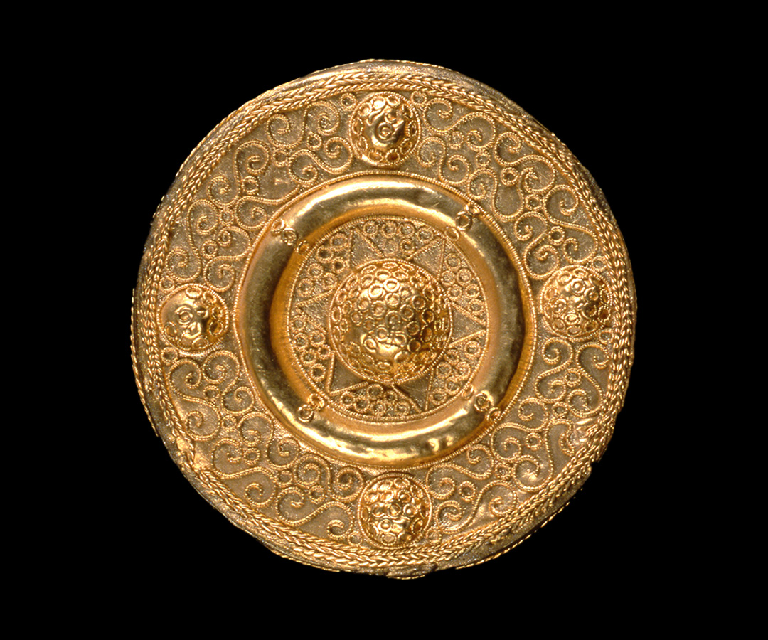 Fibula a disco in oro, Tomba H, Castel Trosino, Inv. 1231