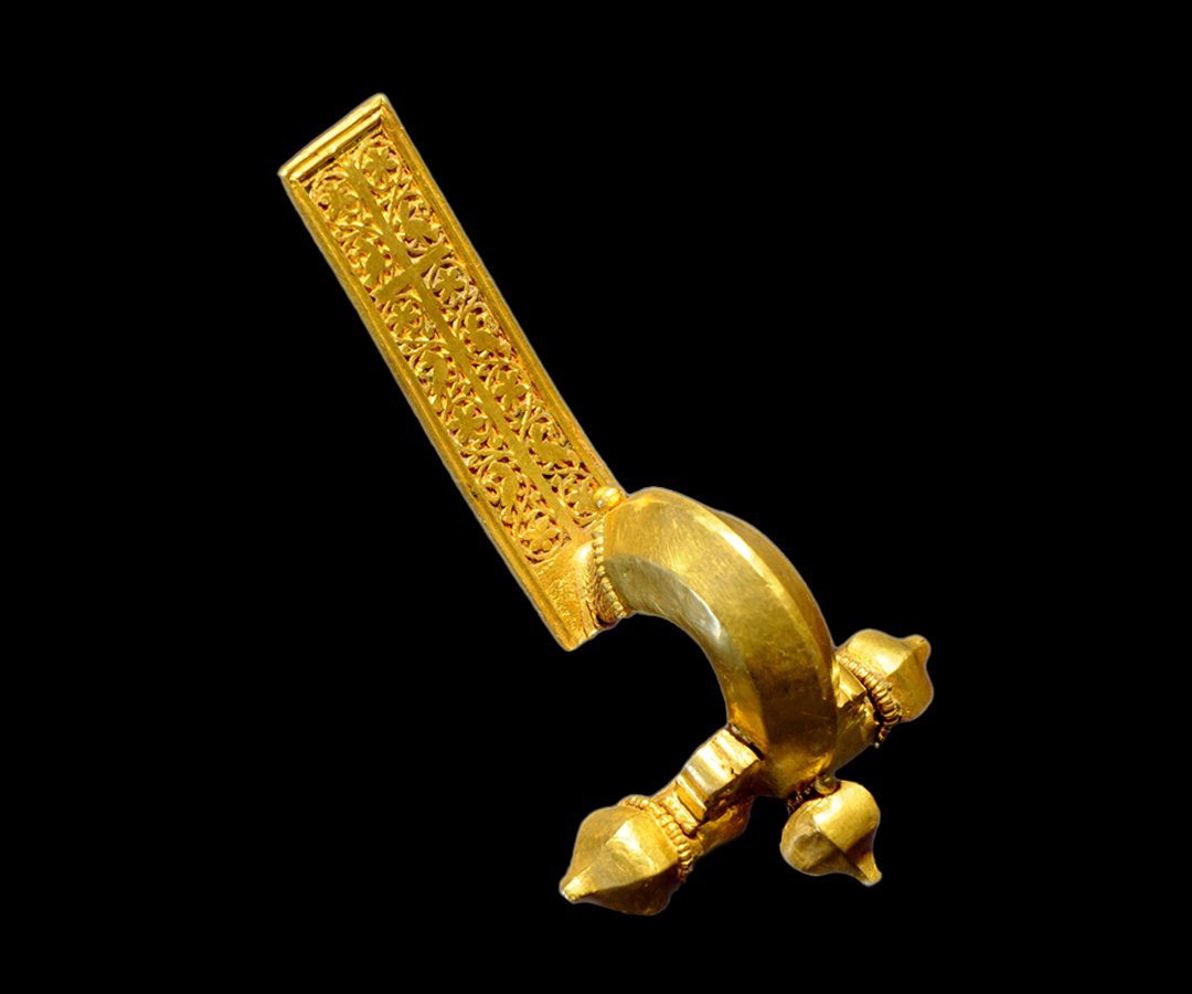 Fibula longobarda in oro scontorno_INV MAME 16 diagonale