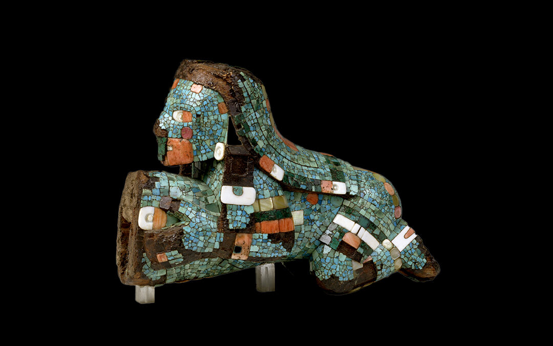 Manico di coltello in legno in forma di essere umano accovacciato