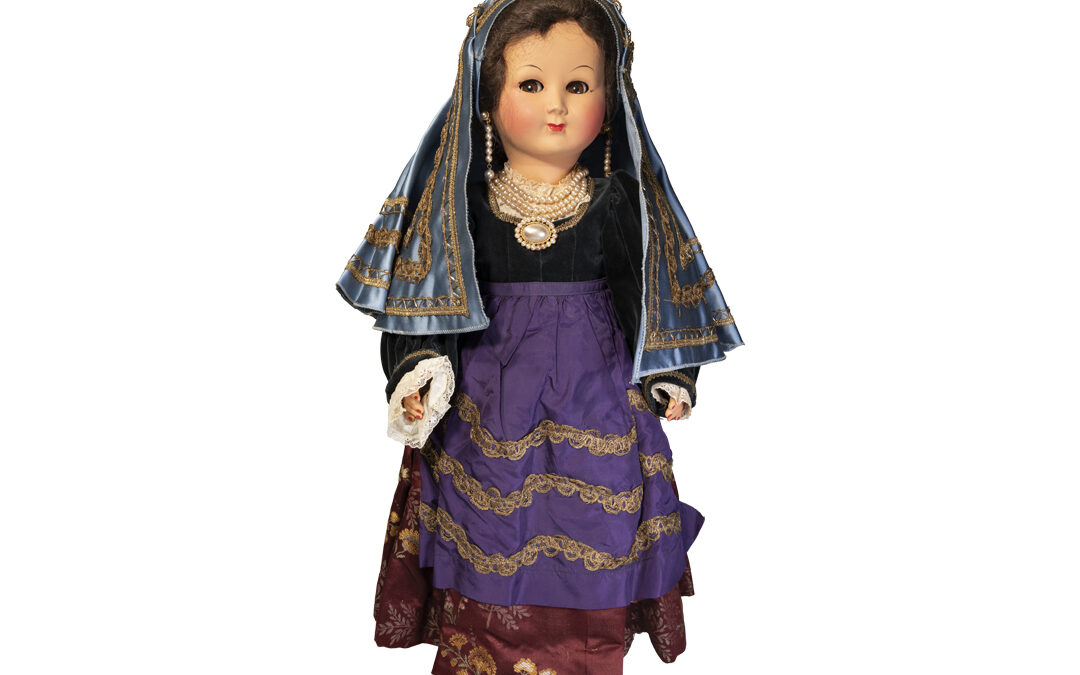 Bambola col costume di Piana dei Greci