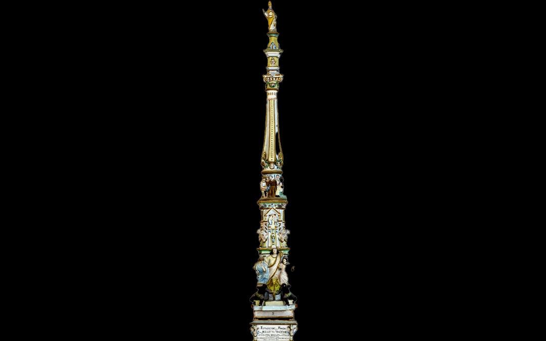 Modellino di un Giglio di Nola sormontato da San Michele