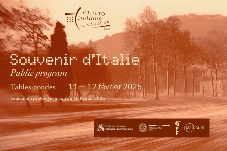 Locandina dell'evento "Souvenir d’Italie – Public program" organizzato dall'Istituto Italiano di Cultura di Dakar. L'immagine ha un filtro seppia e mostra un paesaggio con alberi spogli e una strada sfocata in primo piano. Il testo indica che l'evento si terrà l'11 e 12 febbraio 2025, con una mostra prolungata fino al 15 febbraio 2025. In basso, ci sono i loghi della Direzione Generale Creatività Contemporanea, dell'Ambasciata d'Italia a Dakar, di OFF e di Partcours.