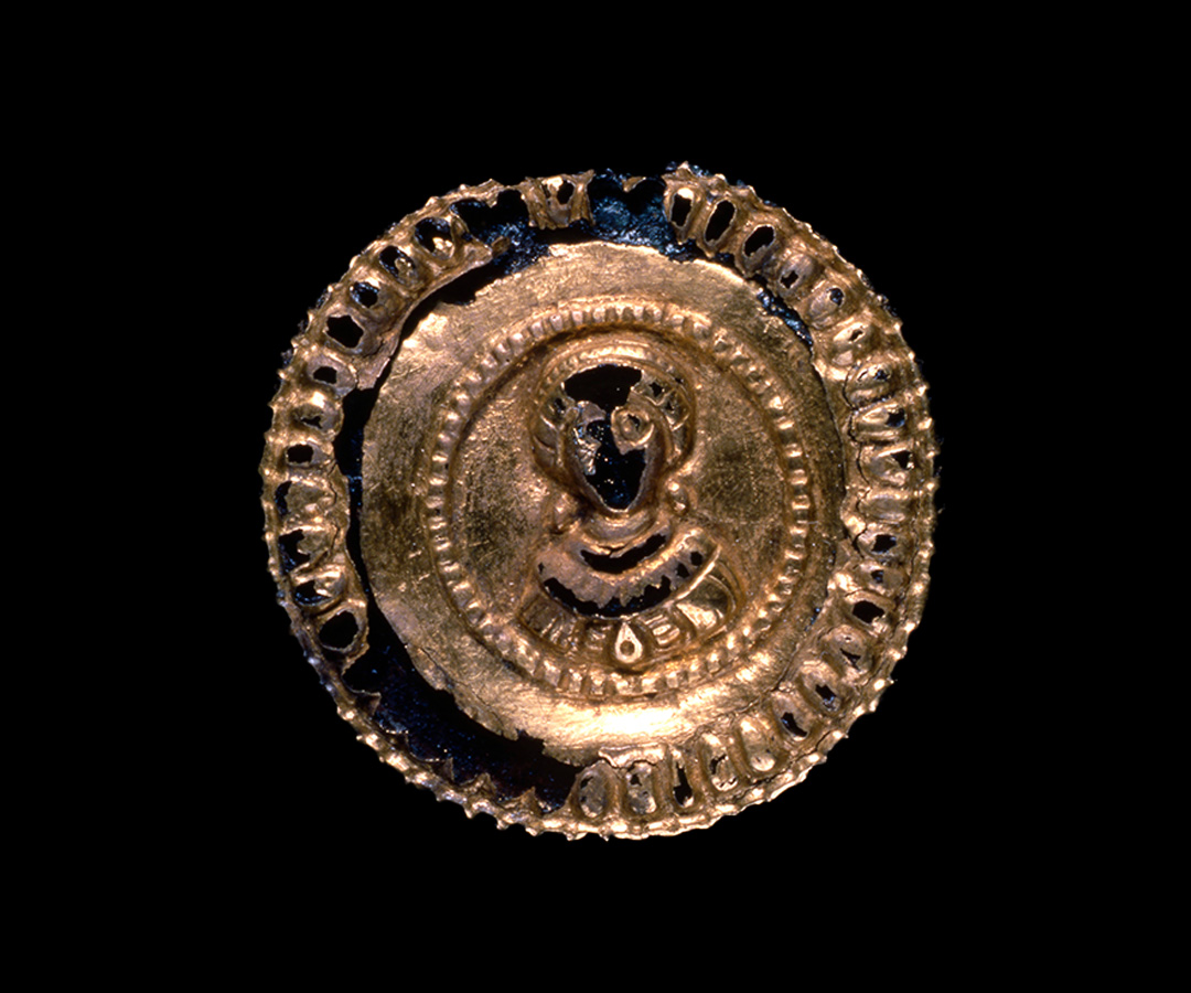 (b) Fibula a disco Tomba 39, Nocera Umbra inv. 448