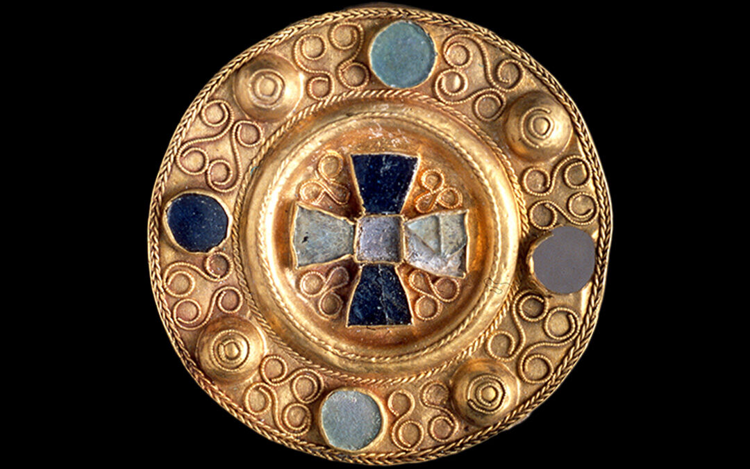 Fibula a disco in oro con paste vitree inserite