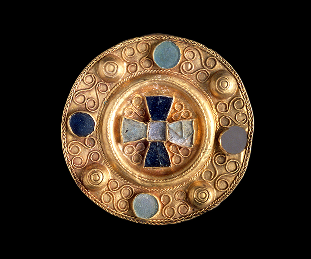 (b) Fibula a disco in oro, Tomba B, Castel Trosino, Inv. 1186a-b