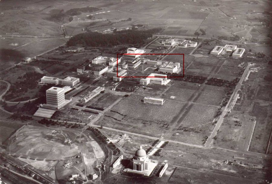 Veduta dell'EUR Veduta della zona EUR di Roma nel 1953. Nel riquadro l’obelisco di piazza Guglielmo Marconi con a sinistra il Palazzo delle Tradizioni Popolari e a destra il Palazzo delle Scienze. Fonte: https://it.wikipedia.org/wiki/File:Eur1953.jpg
