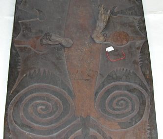 Deposito delle Collezioni dell'Oceania: elemento ligneo prima del restauro.