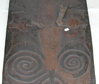 Deposito delle Collezioni dell'Oceania: elemento ligneo prima del restauro.